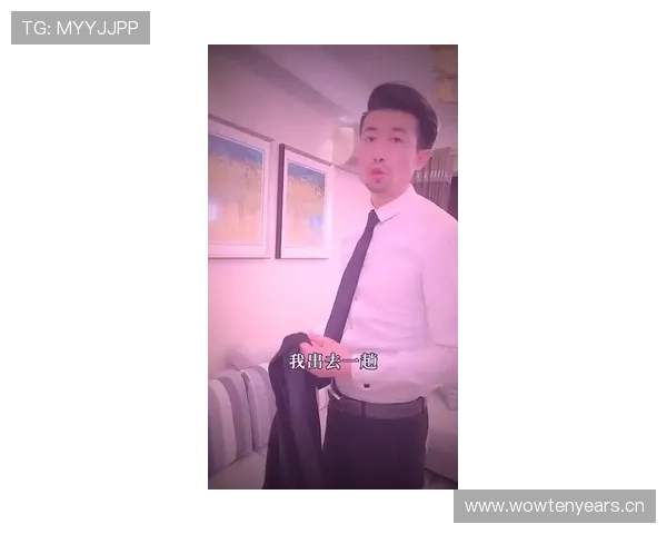 刚刷到徐灿出门那张照片，外套比我半年房租还夸张，笑不出来