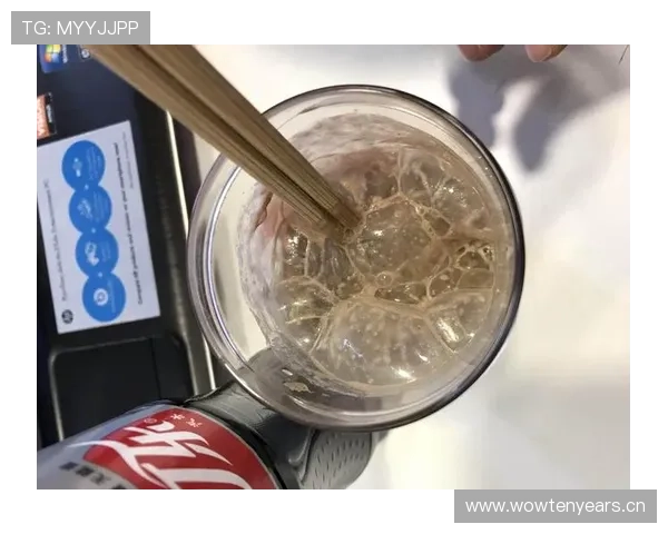 陈艺文家的冰箱里塞满了蛋白粉，连饮料都是按克算的