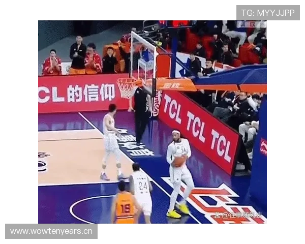 篮球判罚详解：干扰发球违例的具体判定标准与应用场景